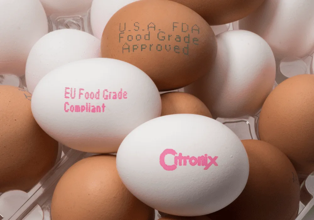 (Alimentos - códigos) Impresión de serializadores, números de lote, códigos de barras, códigos 2D. Tintas de standard militar de color amarillo, blanco y negro.